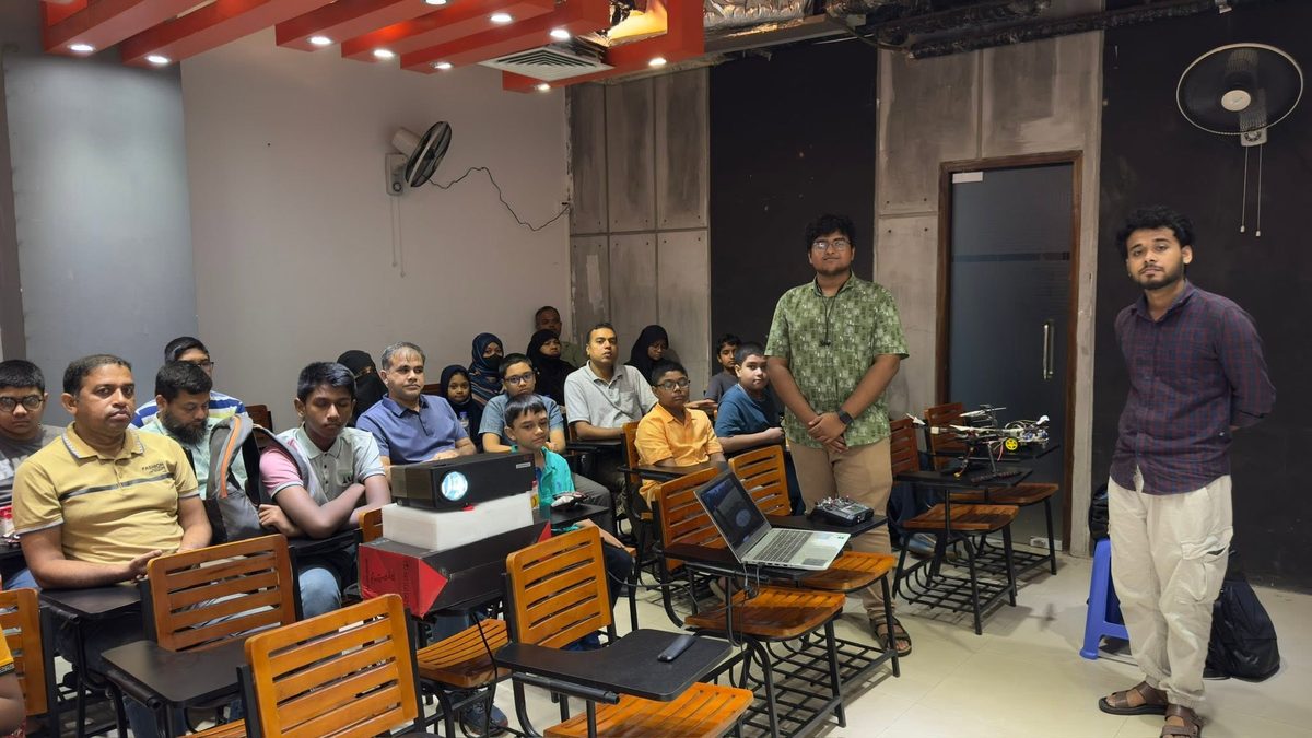 অলিম্পিয়াড একাডেমির শিক্ষার্থী ও অভিভাবকরা হাতে-কলমে শেখার সেশনে